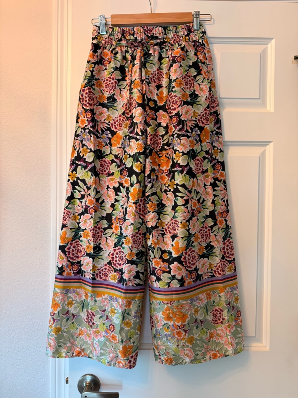 Zara Woman Floral Wide Leg, Ankle Pant in Black, Peach, Yellow & Green, Small